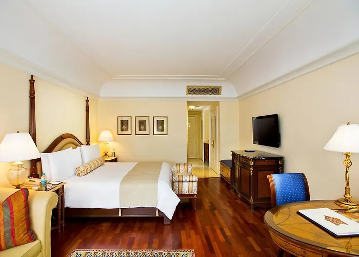 Deluxe Pool Side King Room